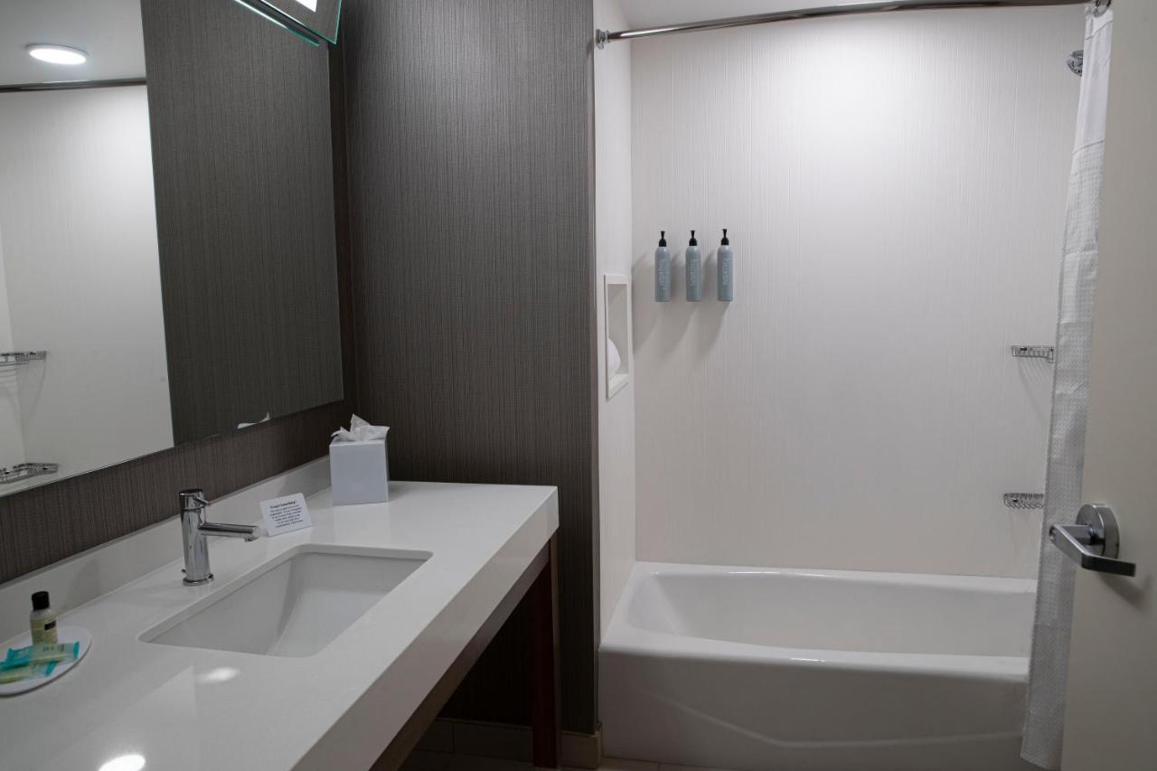 Courtyard By Marriott Nanaimo Hotel Екстериор снимка