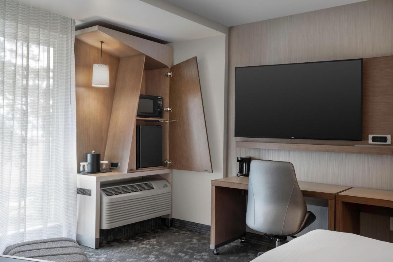 Courtyard By Marriott Nanaimo Hotel Екстериор снимка