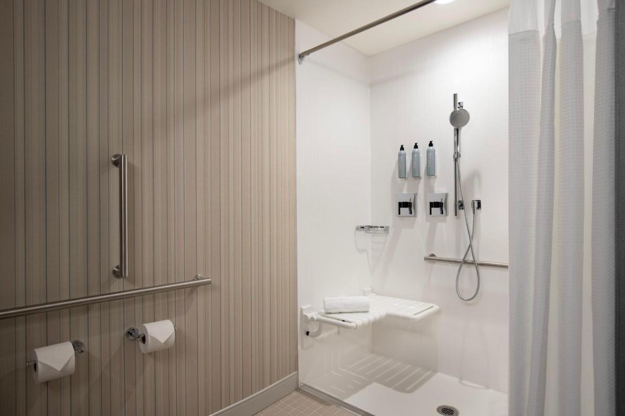 Courtyard By Marriott Nanaimo Hotel Екстериор снимка